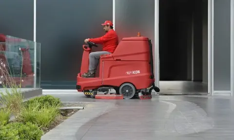 RCM ICON floor scrubber